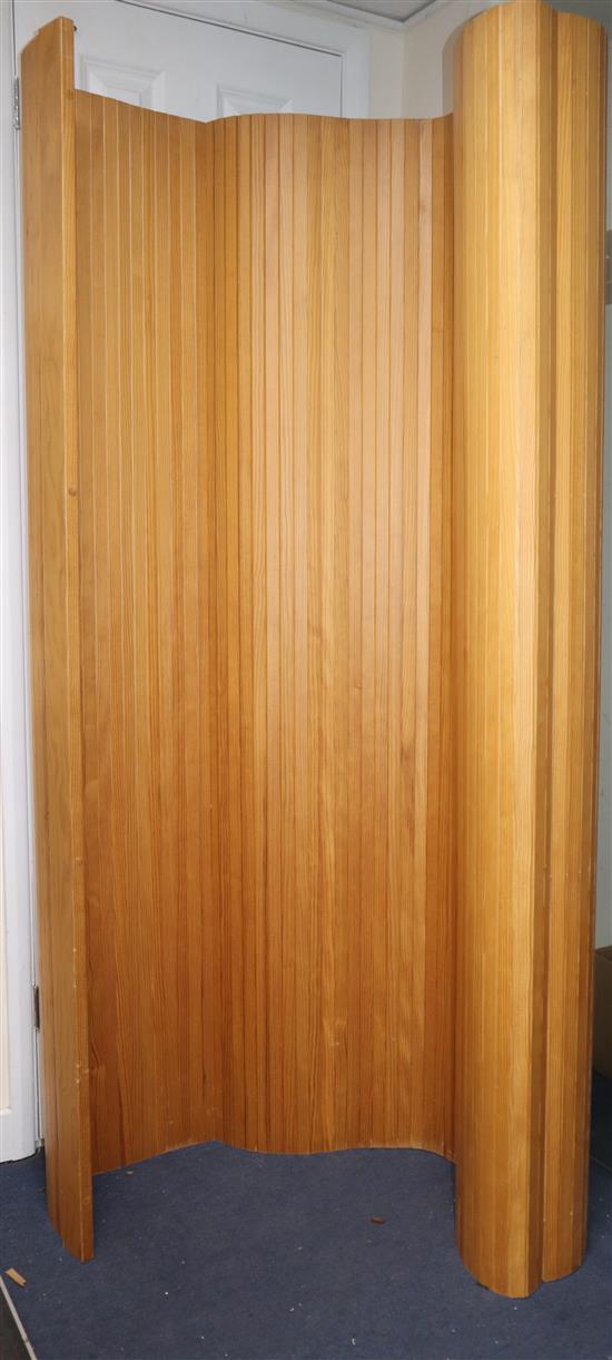 A 1970s pine tambour dressing screen H.180cm